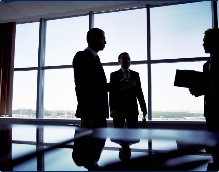 Auditeurs faisant leur rapport à un client sur leur audit.