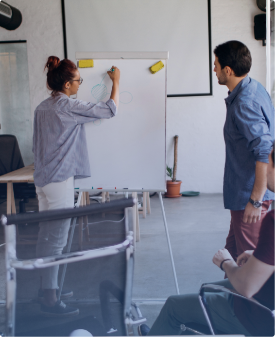 Entrepreneurs start-ups écrivant sur un tableau